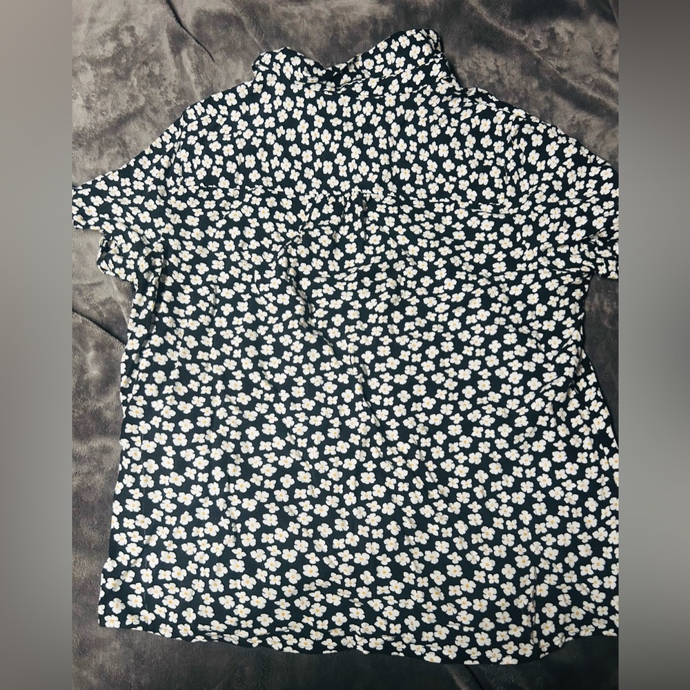 Daisy print 🌼 women’s button up shirt - Picture 2 of 5